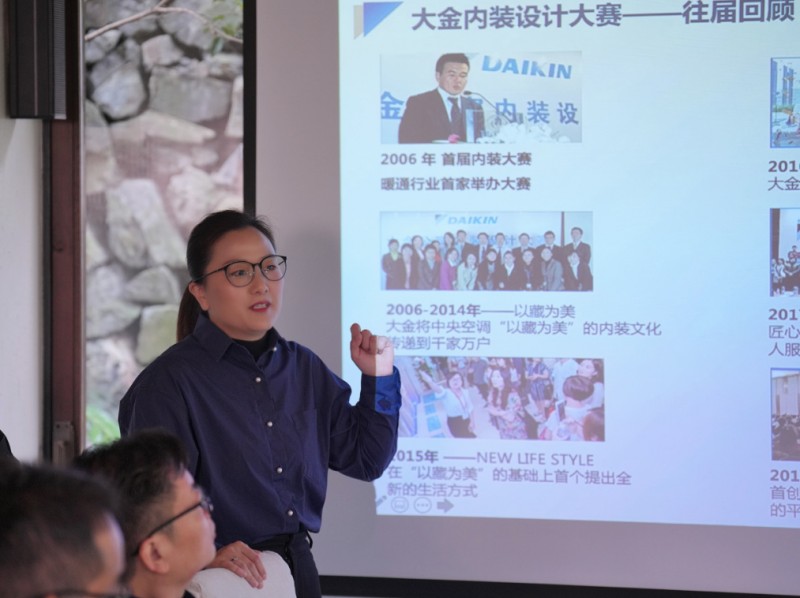 胡玲玲部长介绍大赛奖项设置及评选规则