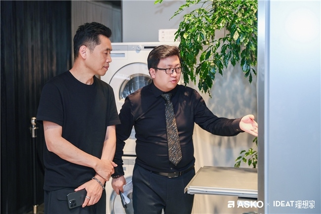 嘉宾孟也参观了解ASKO产品